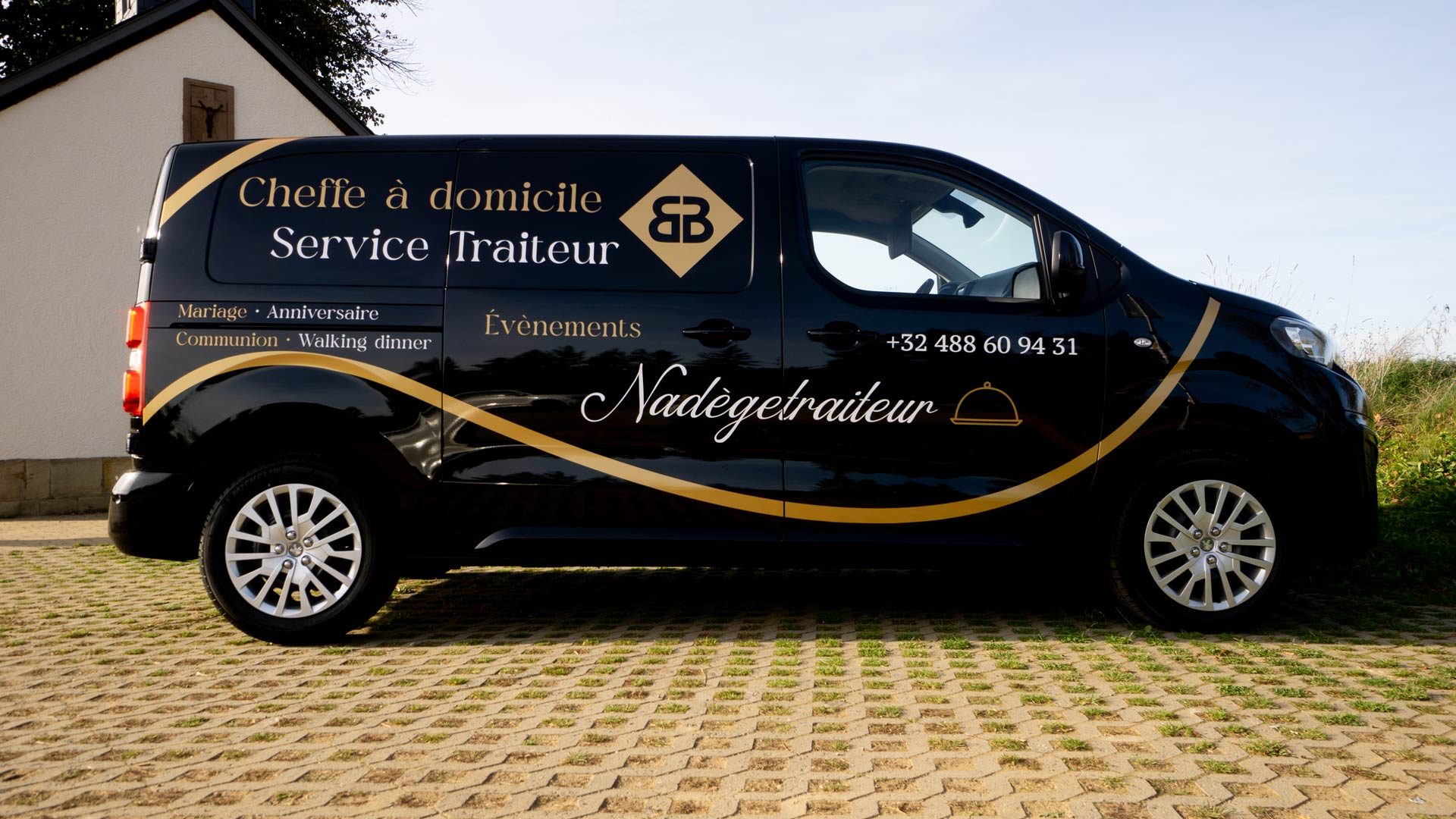 Notre équipe à réalisé le lettrage et la conception du design de la camionnette de Nadège Traiteur qui est situé à Rouvroy.